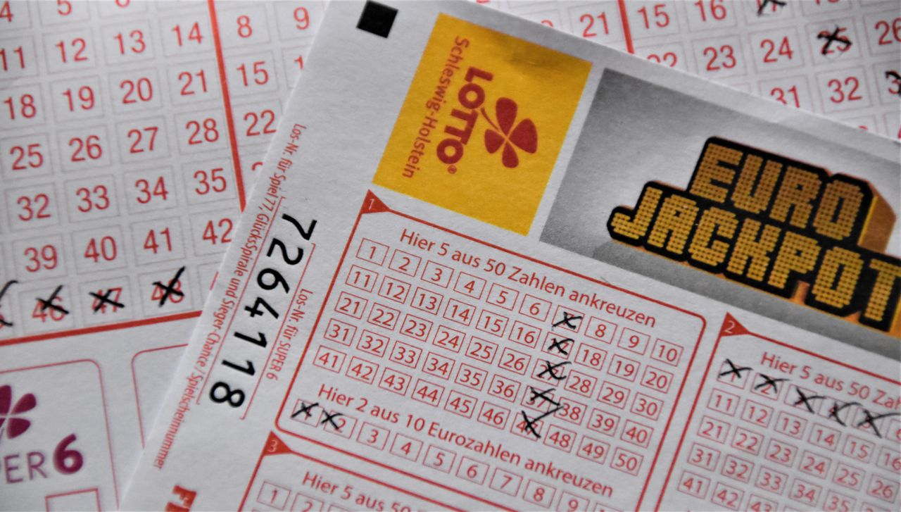 hero-homepage Detailed close-up of a EuroJackpot lottery ticket with selected numbers in focus.